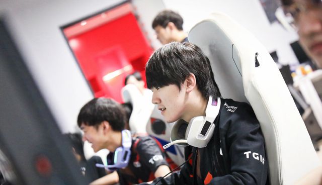 与荷兰警方 与荷兰警方